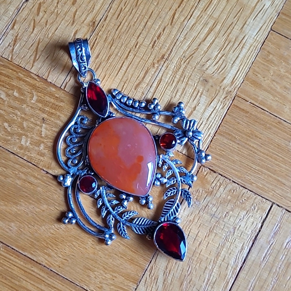 925 Silver Carnelian & Garnet Leaf Detail Pendant